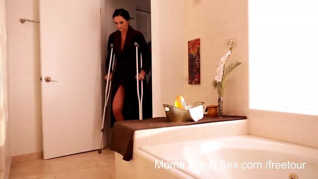 Мамы учат сексу - мачеха учит подругу пасынка, как трахаться