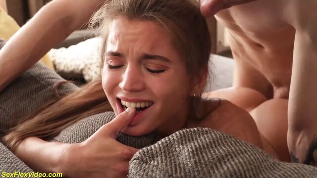 Первый анал с гибкой сводной сестрой