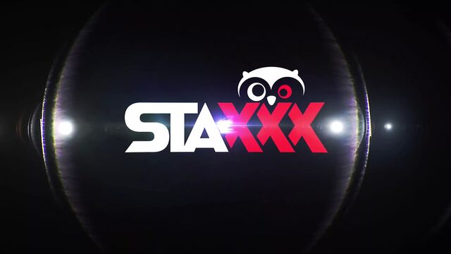 Ненасытная зрелая трахает двух мужиков подряд