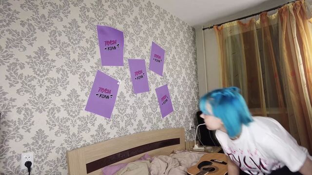 GrabFuck-Фанатка лицо в конче. Курьер доставил посылку в письку.