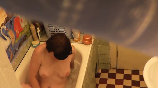 Приемная мама принимает ванную, мастурбирует письку до сильного оргазма, за ней подглядывает студент приемный сын который пришел из колледжа