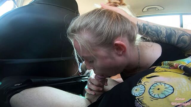 Рискованный минет в машине во время поездки на такси