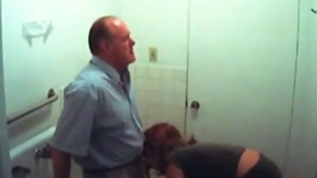 Скрытая камера в туалете офиса, у начальника сосут [Русское семейное порно, инце