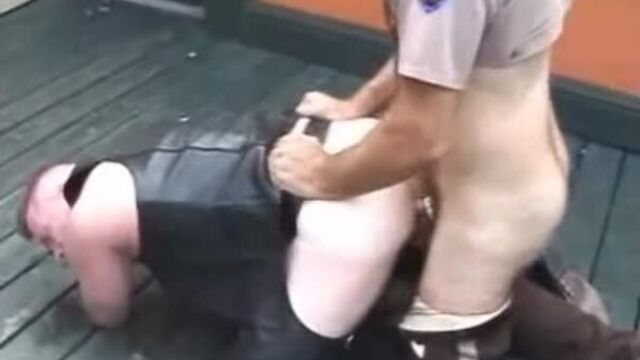 #ГейХран. Усатый папик выебал кожаного байкера в чапсах. Гей порно сосут трахаются ебля анал орал жопа очко хуй