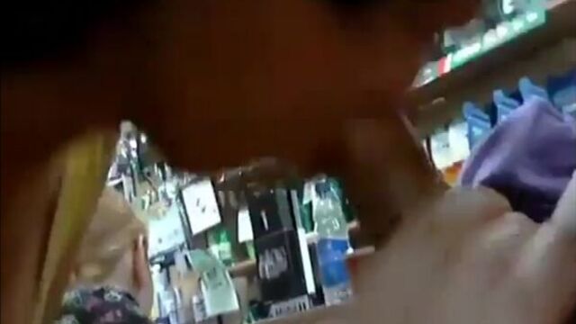 Две шкуры отсасывают парню в магазине