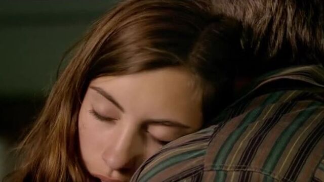 Из жалости дала потрогать киску