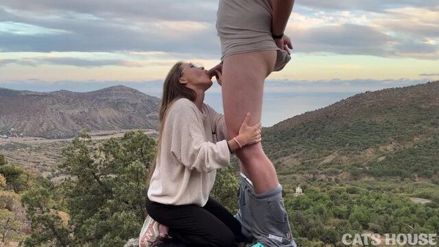 жаркий секс на вершине горы