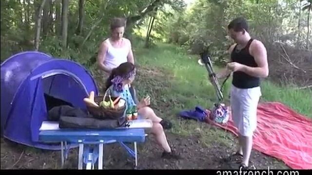 Двое парней трахают девушку в походе