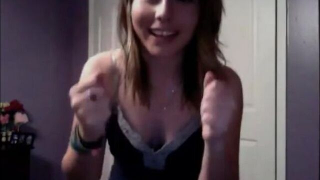 Молоденькая показала сиськи на камеру