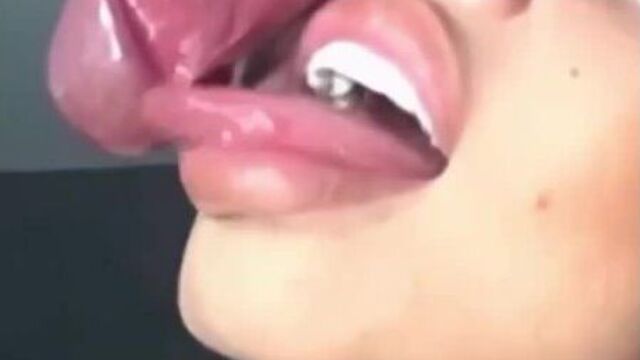 Необычный минет большими губками 