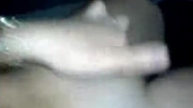 Теребит клитор в машине.