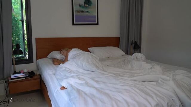 Пока она спала он ее трахнул. Спящию. Порно.