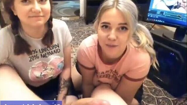 Две жопастые студентки