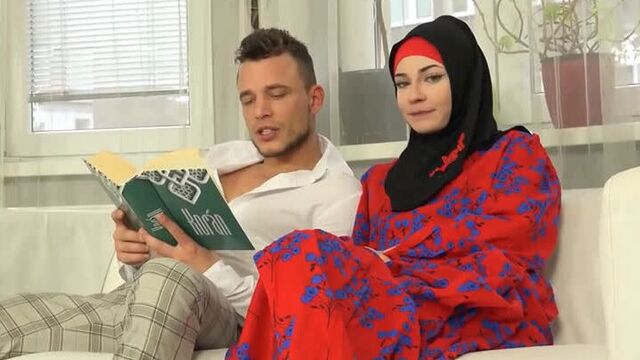 ПОРНО -- ЕЙ 18 -- МОЛОДЕНЬКАЯ МУСЛИМКА СОВСЕМ УЖЕ ОХУЕЛА -- porn sex teen muslim -- Chloe Heart