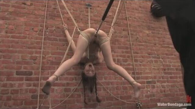 В футбол играют только геи они смотрят гейское порно они обычно студенты и любят в футбол football а на лицо они спускают сперма кайф