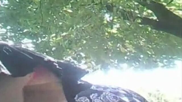 Девушка в мини-юбке "удачно" нагнулась