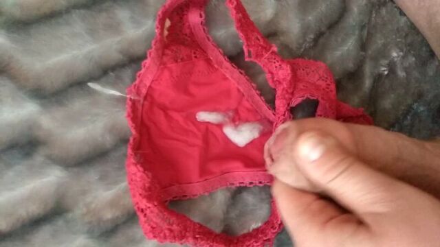 Кончаю на красные трусики жены 