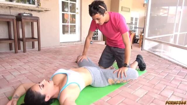 Мальчик трахнул маму в лосинах для йоги и кончил внутрь, creampie sex porn mom milf ass incest (Инцест со зрелыми мамочками 18+)