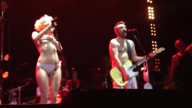 Алиса Вокс без лабуенов и без штанов и трусов она главный экспонат разврата