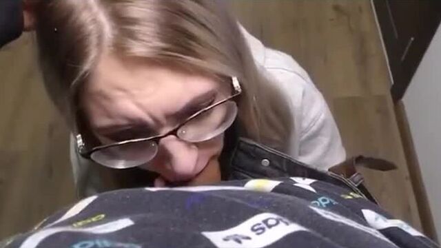 Девственница соседка принимает в рот и в анал; для целки это не измена