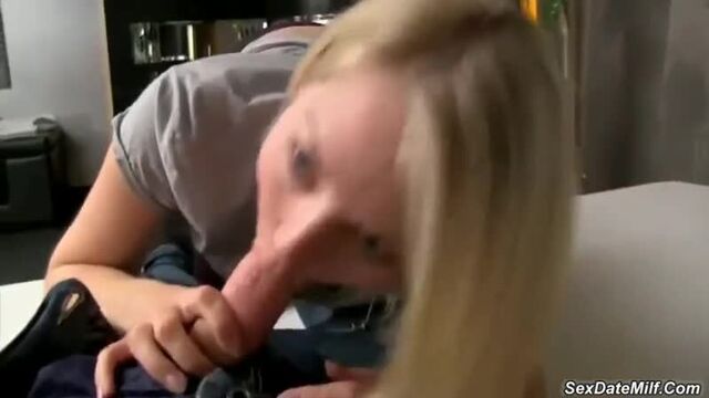 мамка друга сосёт и даёт мне её трахнуть [(Секс Порно Домашнее Порево Трахает Попка Сиськи) 18+