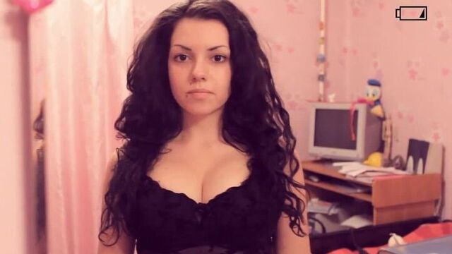 Девушка показала грудь 4 размера