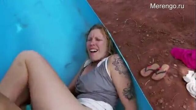 Ебёт бомжиху на природе