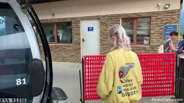 Eva Elfie — профи свего дела: публично сосёт в Сочи и не краснеет