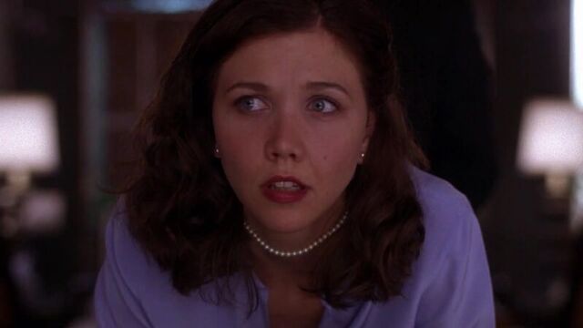 Мэгги Джилленхол голая в фильме «Секретарша» (2001)