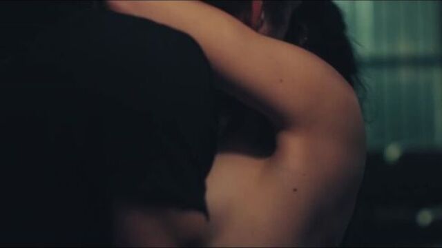 Шейлин Вудли (Shailene Woodley) голая в фильме «Любовь на троих» (2019)