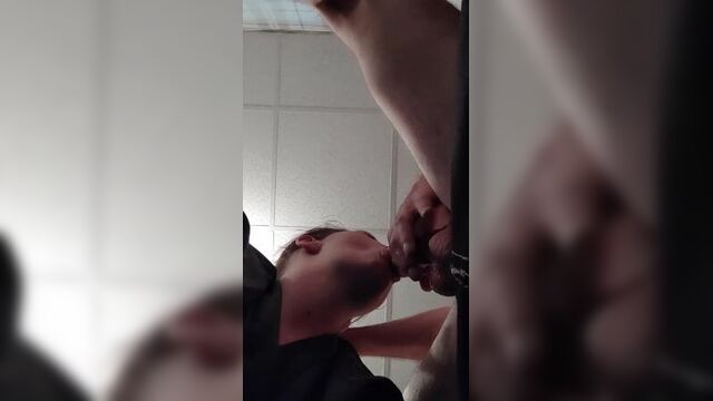 вид снизу слюнявый отсос члена