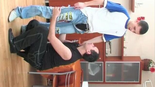 Мужик ебет парня!