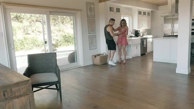 Мама моего друга очень соблазнительна в летнем сарафане