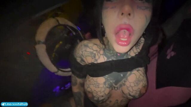 Снял татуированную шлюху из Питера на улице