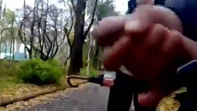 Дрочит член при женщине в парке