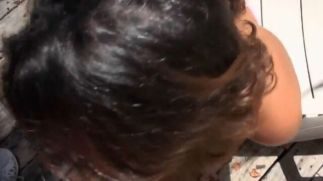 Кудрявая крошка делает лучший в своей жизни отсос на открытом воздухе