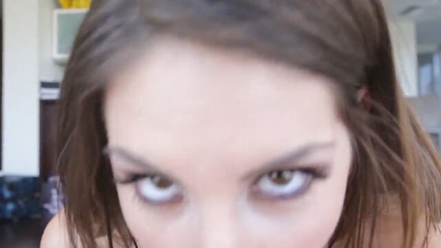 Паренек трахает в рот юную женушку в воскресный день