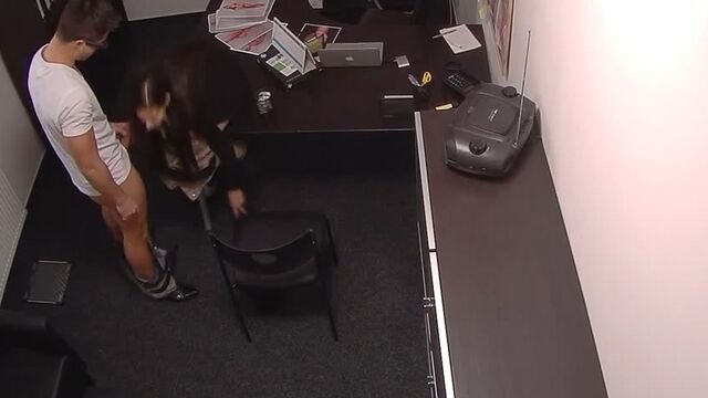 Менеджер трахает красивую гостью на столе в офисе под скрытой камерой