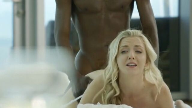 Роскошная красотка берет в рот черный елдак негра