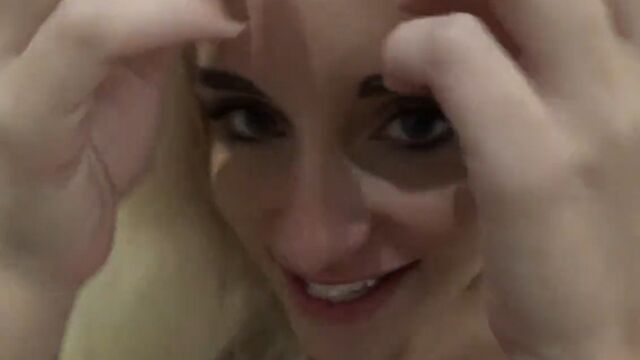 Любящая жена делает мужу отсос на кухне и ебется с ним в чулане