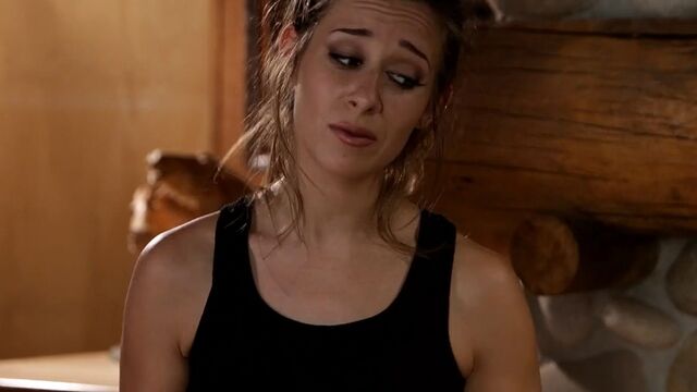 Юная массажистка лижет грязную киску клиентки