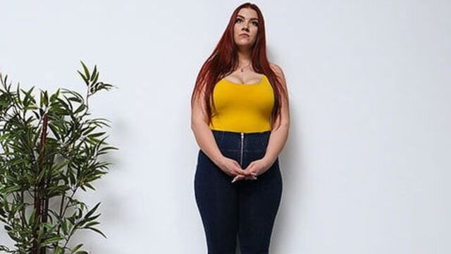 Белая девушка с большой шикарной задницей получает кримпай во время прослушивания в календаре