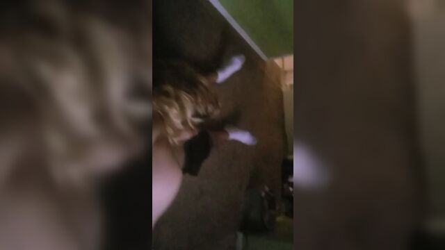 Муж наблюдает, как его жену вылизывают 69