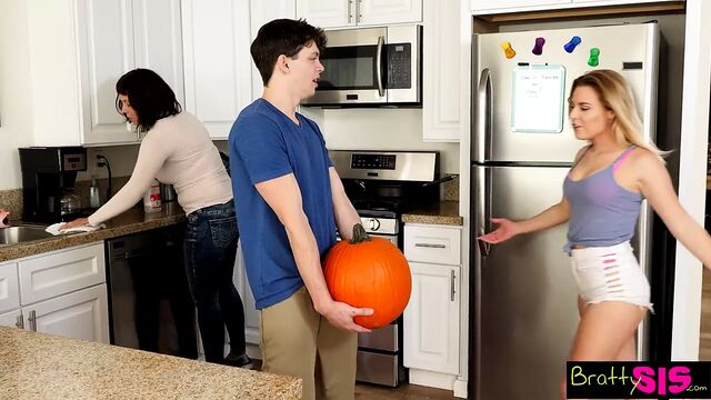 Bratty Sis - брат трахает сестру рядом с мачехой! s3: e11