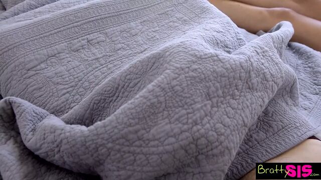 Bratty Sis - сводный брат и сестра делят постель S8: E1