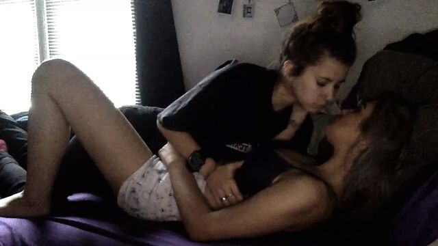 Горячие лесбиянки трахаются в комнате общежития в любительском видео