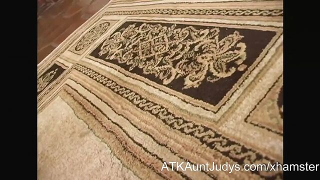 Волосатая милфа соблазняет молодого мужчину