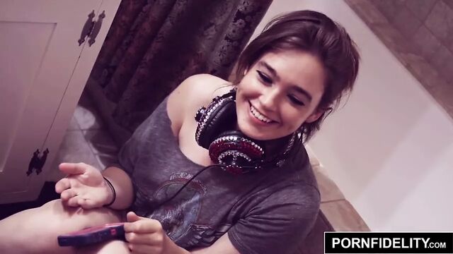 PornFidelity - ботанистая девушка Jodi Taylor принимает член в ее задницу