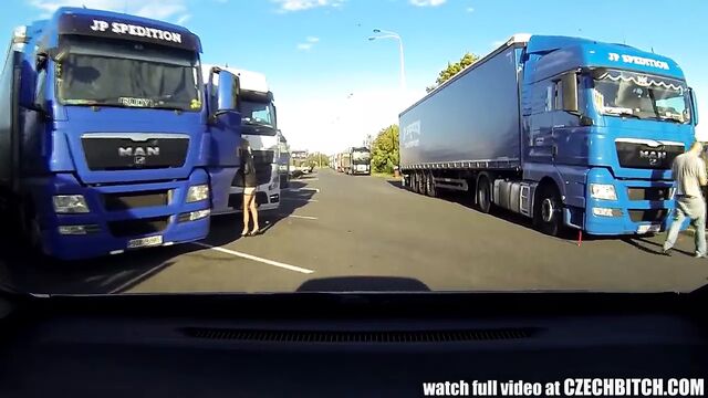 Чешская сучка-блондинка уличная шлюшка хочет жестко