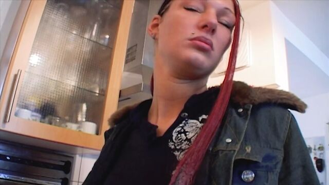 Сказочной немецкой крошке покрывают ее бритую киску спермой